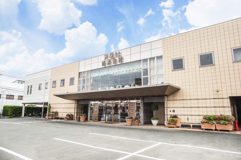 kintoneを導入し従業員数そのままで葬儀件数1.5倍増！kintoneで全ての業務管理を行い残業時間削減も実現した事例